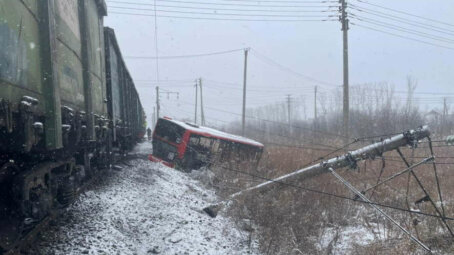 В Хабаровске грузовой поезд столкнулся с автобусом