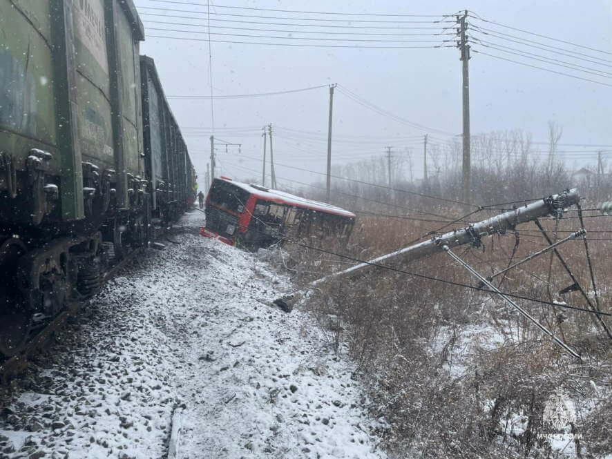 В Хабаровске грузовой поезд столкнулся с автобусом