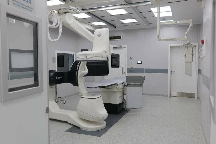 Роман Бусаргин: Почти 16 тысяч сложных операций на сердце и сосудах провели врачи на ангиографах за 9 месяцев