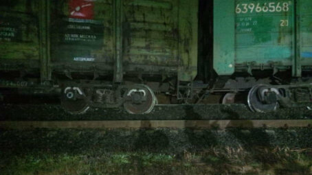 В Ленинградской области с рельсов сошли четыре вагона с щебнем, задержаны два пассажирских поезда и 17 грузовых составов