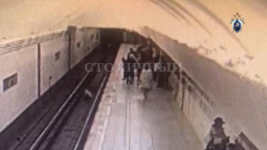 Женщина, которая скинула 13-летнюю девочку на железнодорожные пути, была задержана