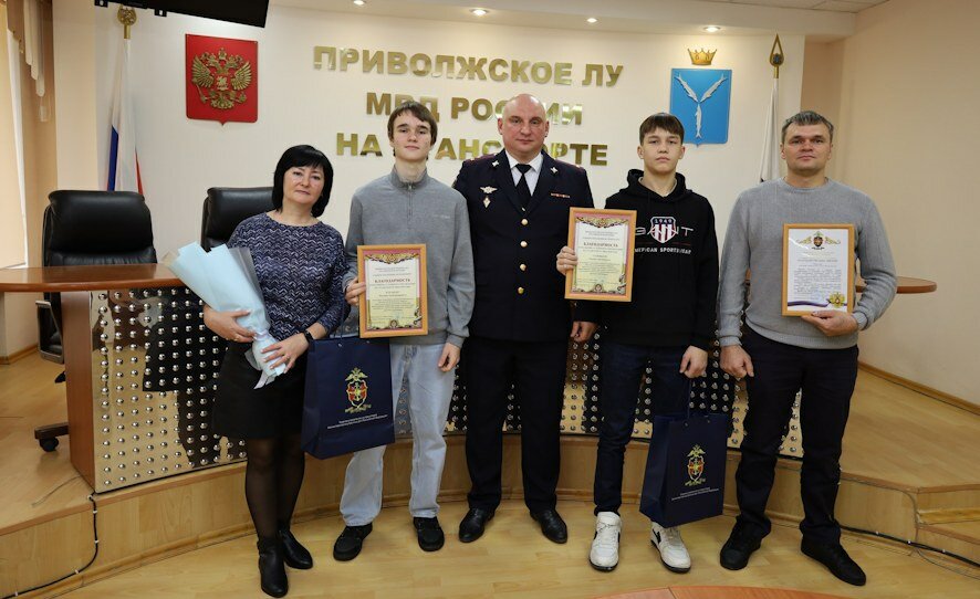 Подростки из Саратова, спасшие девушку с путей перед поездом, получили награду от главка МВД