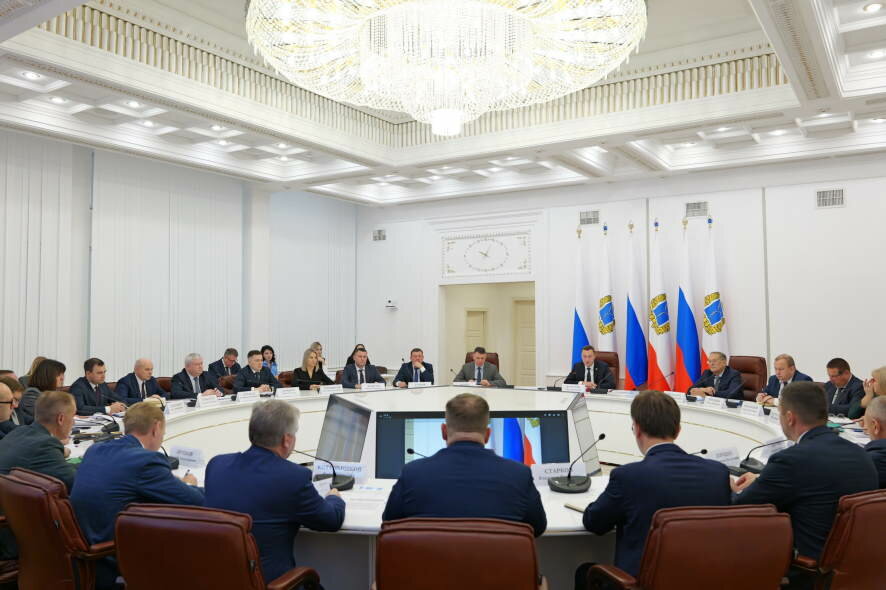 Роман Бусаргин провел совещание с участием зампредов и министров Правительства области, а также глав районов