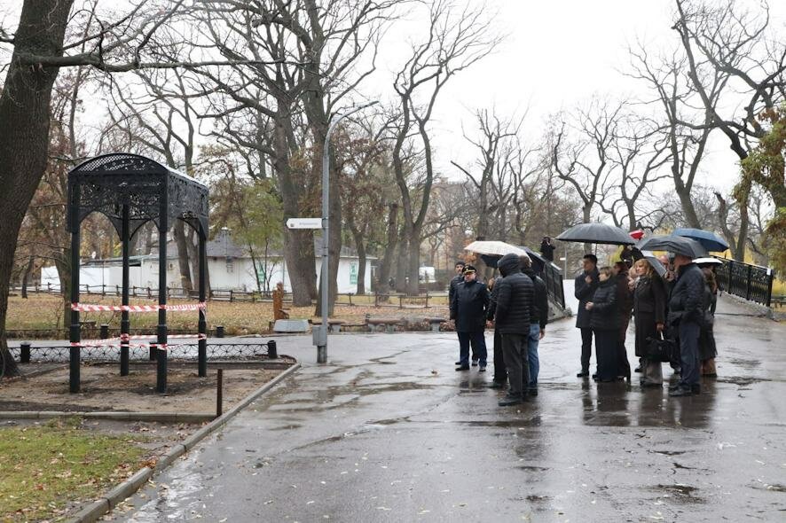 В городском парке Саратова началось обновление: устанавливают освещение и новые объекты