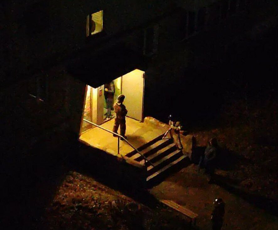 В Первоуральске вооруженный мужчина взял в заложники женщину и ребенка, угрожая гранатой