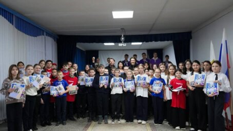 В посёлке Духовницкое прошёл хоккейный урок для более чем 150 детей и взрослых