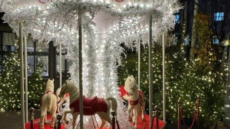 Новогодняя иллюминация в Москве: как раннее украшение заведений создает праздничную атмосферу