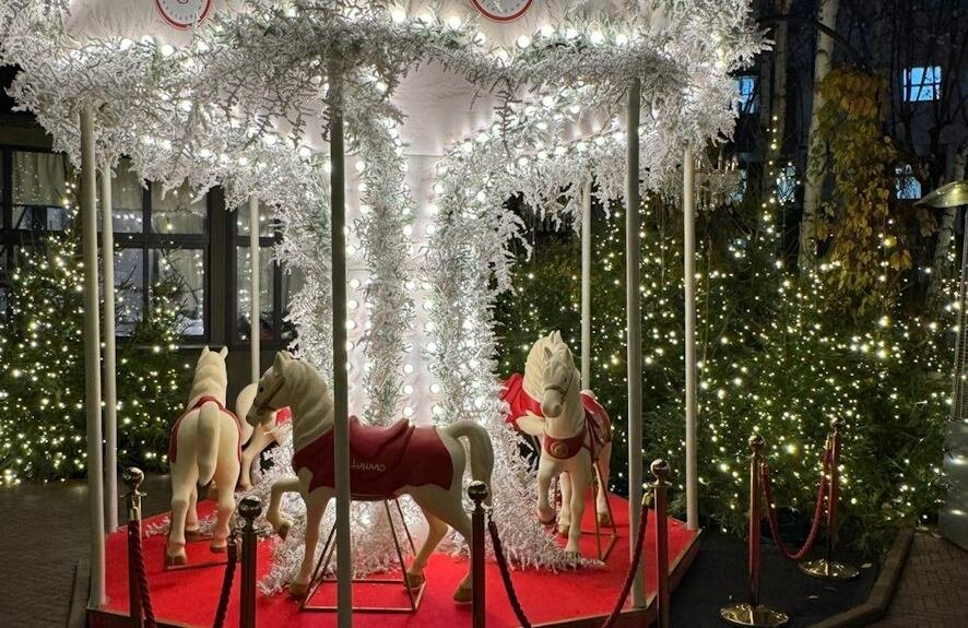 Новогодняя иллюминация в Москве: как раннее украшение заведений создает праздничную атмосферу