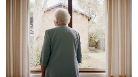 Одиночество как диагноз: как социальные связи защищают наш мозг от деменции