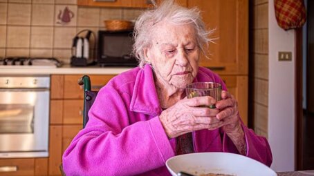 Одиночество на тарелке: почему еда без компании — это тихий убийца для пожилых людей