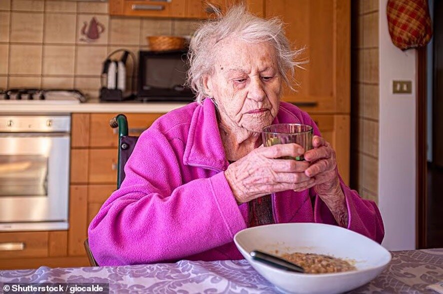 Одиночество на тарелке: почему еда без компании — это тихий убийца для пожилых людей