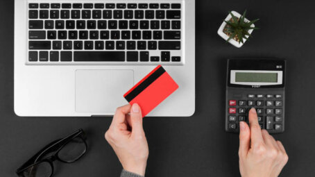 Рассрочка по кредитной карте и «покупка сейчас — плати позже»: чем отличается от грейс-периода и когда это выгодно