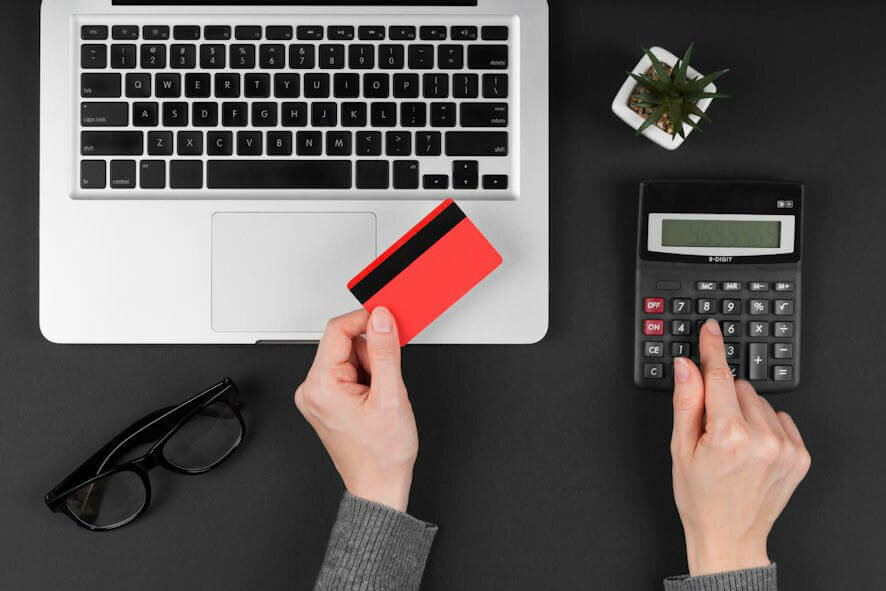 Рассрочка по кредитной карте и «покупка сейчас — плати позже»: чем отличается от грейс-периода и когда это выгодно