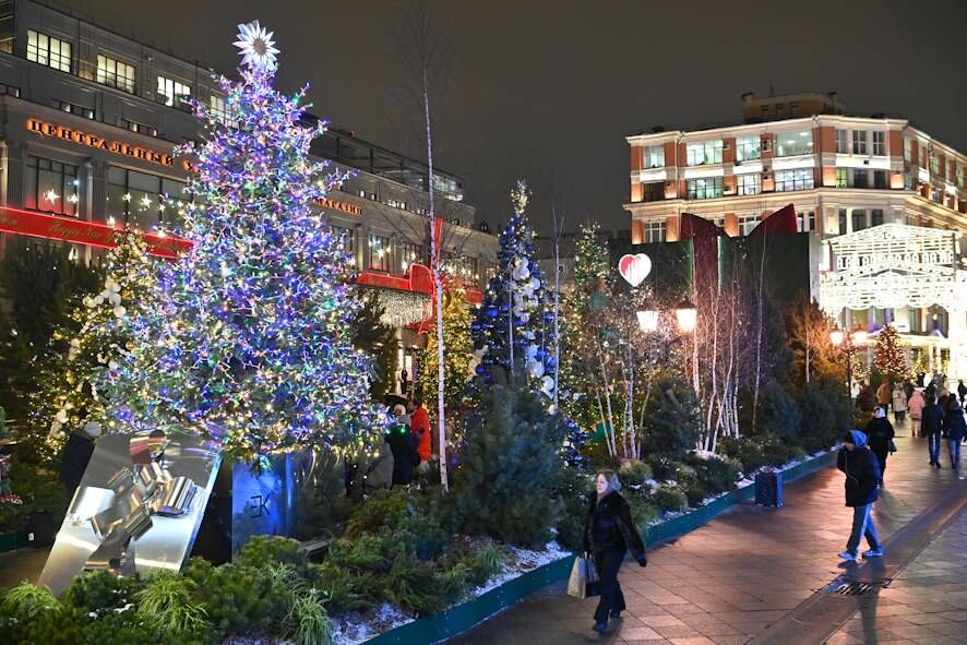 Гоша Рубчинский, Дом Моды Slava Zaitsev и Егор Крид: дизайнерские ели засияли сказочными украшениями