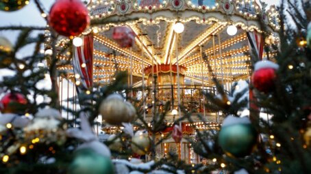 В московском госпитале имени Бурденко бойцов СВО поздравили с Новым годом и вручили подарки с автографами хоккеистов