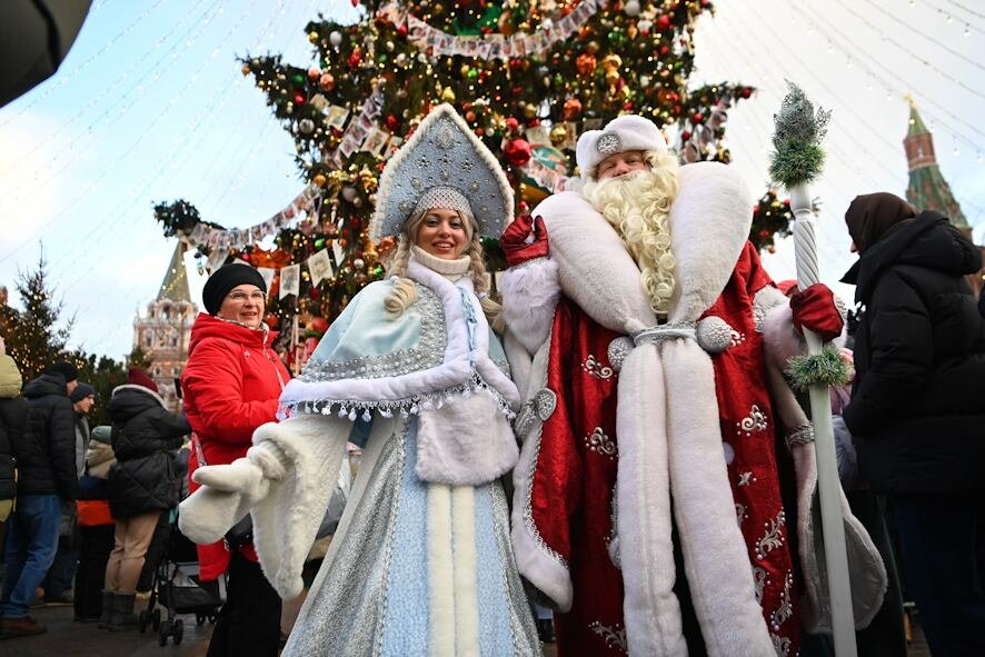 Панно с капибарой и медуза на елочке: Москвариум проводит мастер-классы на Манежной площади в рамках «Путешествия в Рождество»