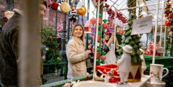 Торговые шале с сувенирами и подарками: что можно найти на прилавках фестивальных площадок «Путешествие в Рождество»