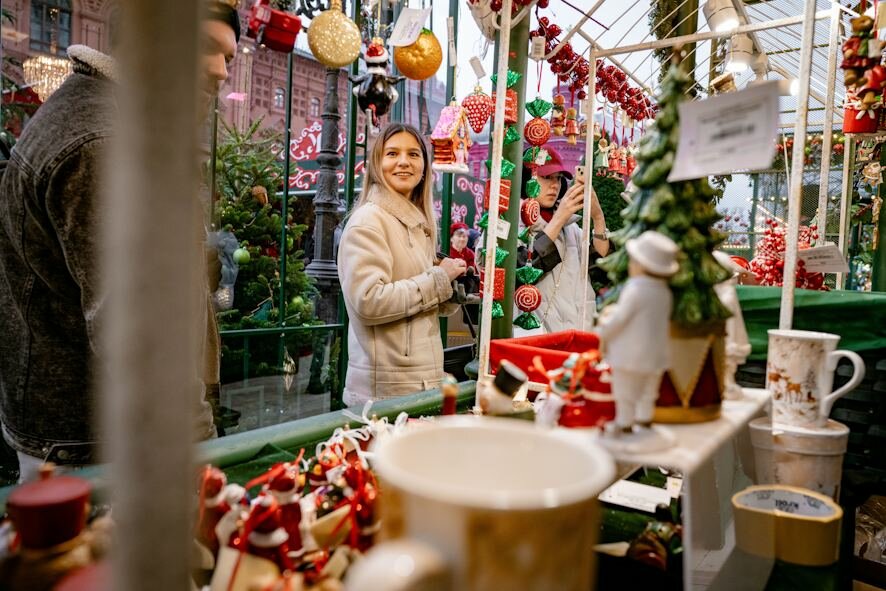 Торговые шале с сувенирами и подарками: что можно найти на прилавках фестивальных площадок «Путешествие в Рождество»