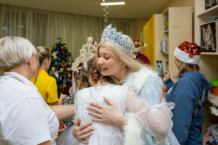 «Путешествие в Рождество»: Дед Мороз и Снегурочка поздравили ребят из особого семейного центра