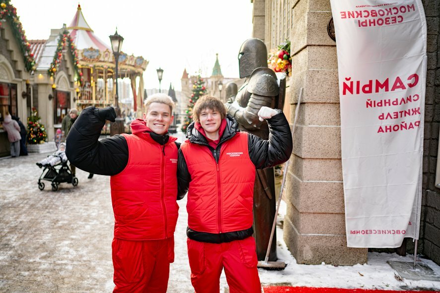 Зимний вызов: москвичи демонстрируют богатырскую силу на фестивале «Путешествие в Рождество»