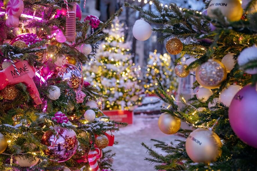 Гадания, игры, бьюти-флешмобы и мастер-классы: Зимний клуб «Москва» зовёт на Тверской бульвар, где сияют бьюти-ёлки