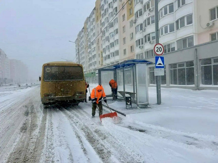 Более 300 машин на линии: как в Саратовской области борются с метелью и снежными заносами