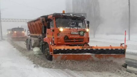Более 300 единиц техники устраняют последствия непогоды в Саратовской агломерации