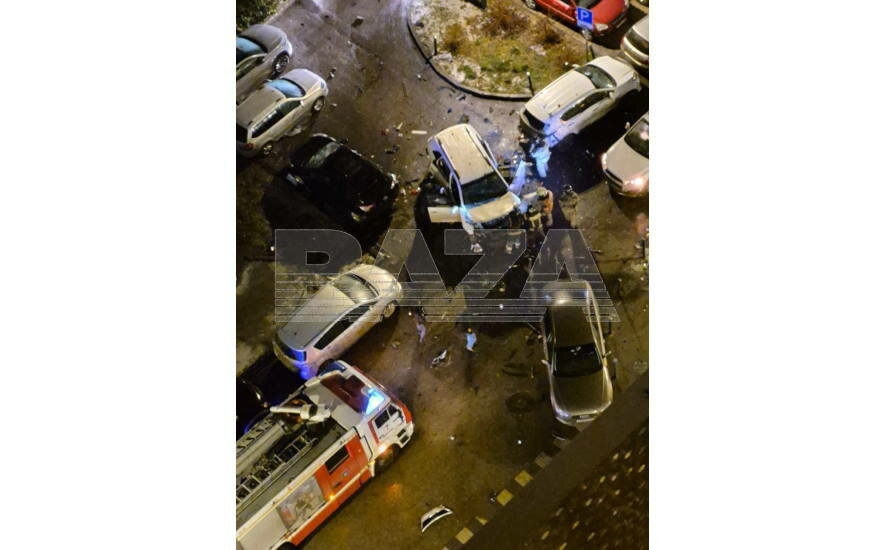 Машина взорвалась во дворе жилого дома на в Москве