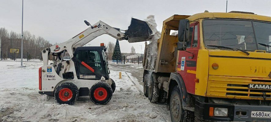 В связи с выпадением осадков профильные службы в Саратове, Балакове и Энгельсе работают в усиленном режиме