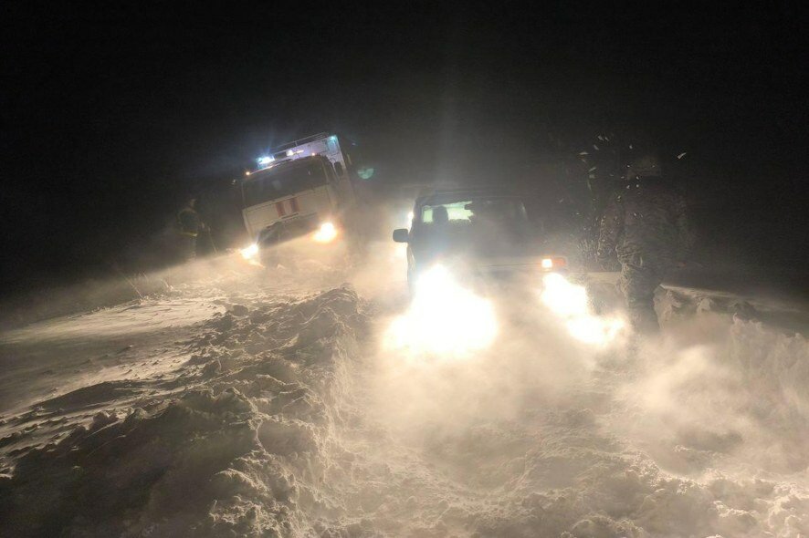 На дороги Саратовской области за прошедшие сутки вышло на снегоуборку более 800 единиц спецтехники