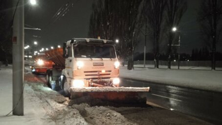На дорогах Саратовской области работает 169 единиц спецтехники из-за снегопада