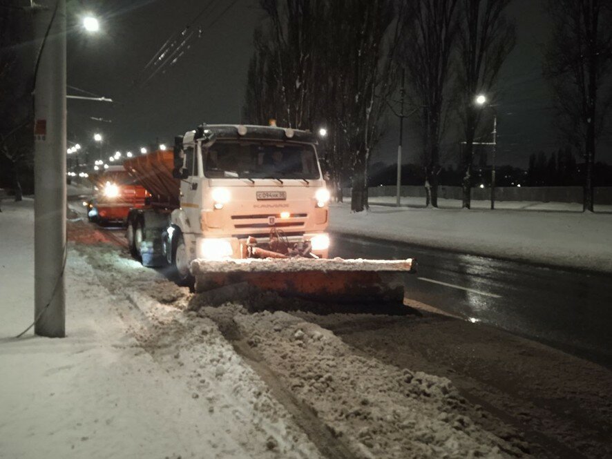 На дорогах Саратовской области работает 169 единиц спецтехники из-за снегопада