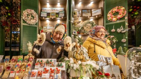 На площадках «Московских сезонов» можно купить сувениры с ручной росписью, аромасвечи и попробовать уху из стерляди