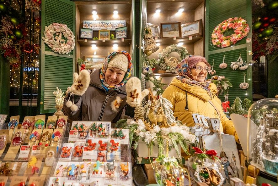 На площадках «Московских сезонов» можно купить сувениры с ручной росписью, аромасвечи и попробовать уху из стерляди
