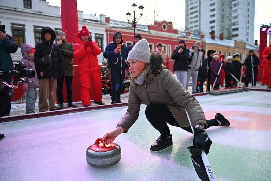 На фестивале «Путешествие в Рождество» москвичи и гости столицы могут освоить керлинг на специализированной площадке