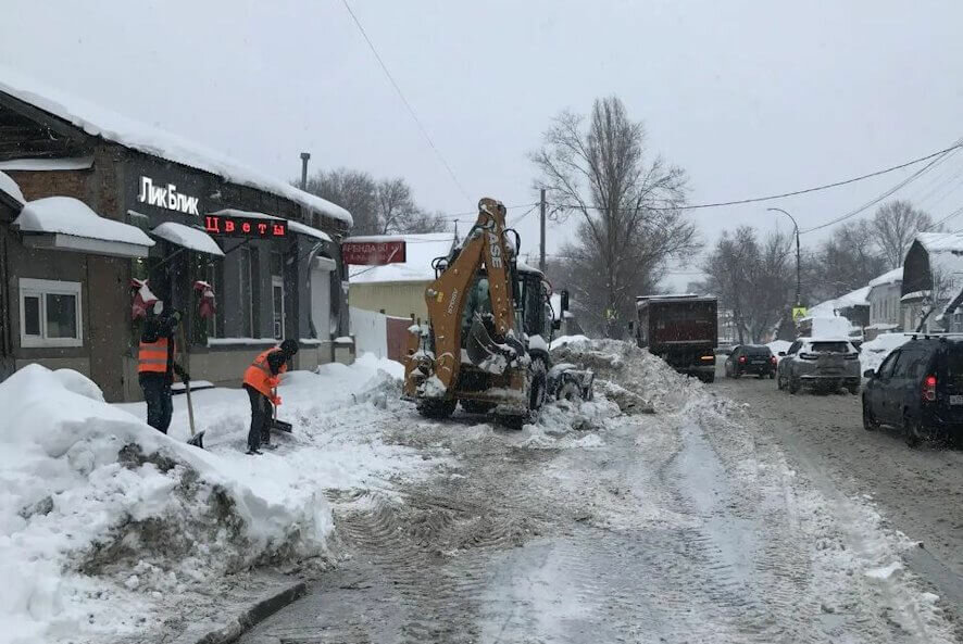 Областные дорожники расчищают 77 км дорог в Саратове
