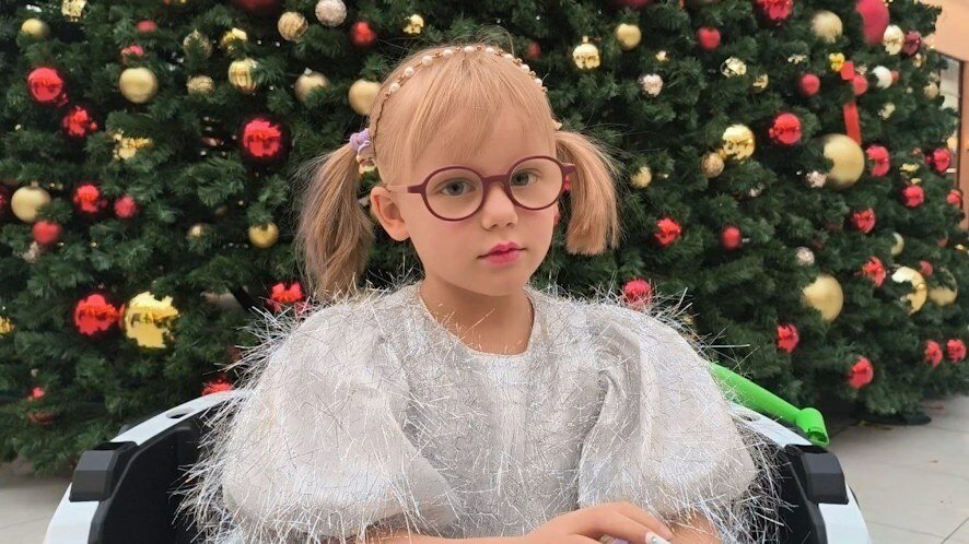 Свердловская полиция в рамках акции «Елка желаний» исполнила мечту 5-летней Екатеринбурженки