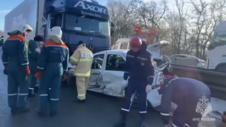 Под Ростовом крупное ДТП. Фура перекрыла дублёр трассы М-4 «Дон». Как сообщили в МЧС, погибли 4 человека