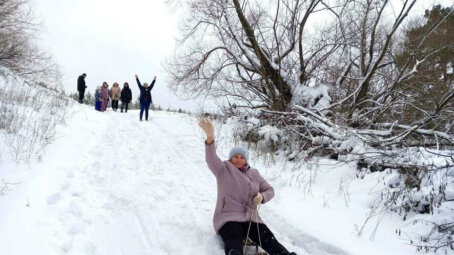 Саратовские пенсионеры катаются на санках, кормят птиц на снегоступах и играют в снежки