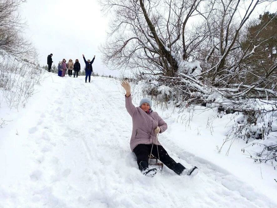 Саратовские пенсионеры катаются на санках, кормят птиц на снегоступах и играют в снежки