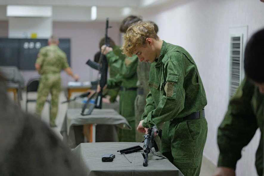 Бусаргин: Почти 800 человек прошли курсы на базе лагеря «Родничок», где в прошлом году создали центр допризывной подготовки