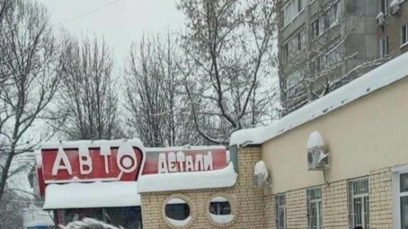 На территории лечебных учреждений Саратова и области уборка снега идет полным ходом