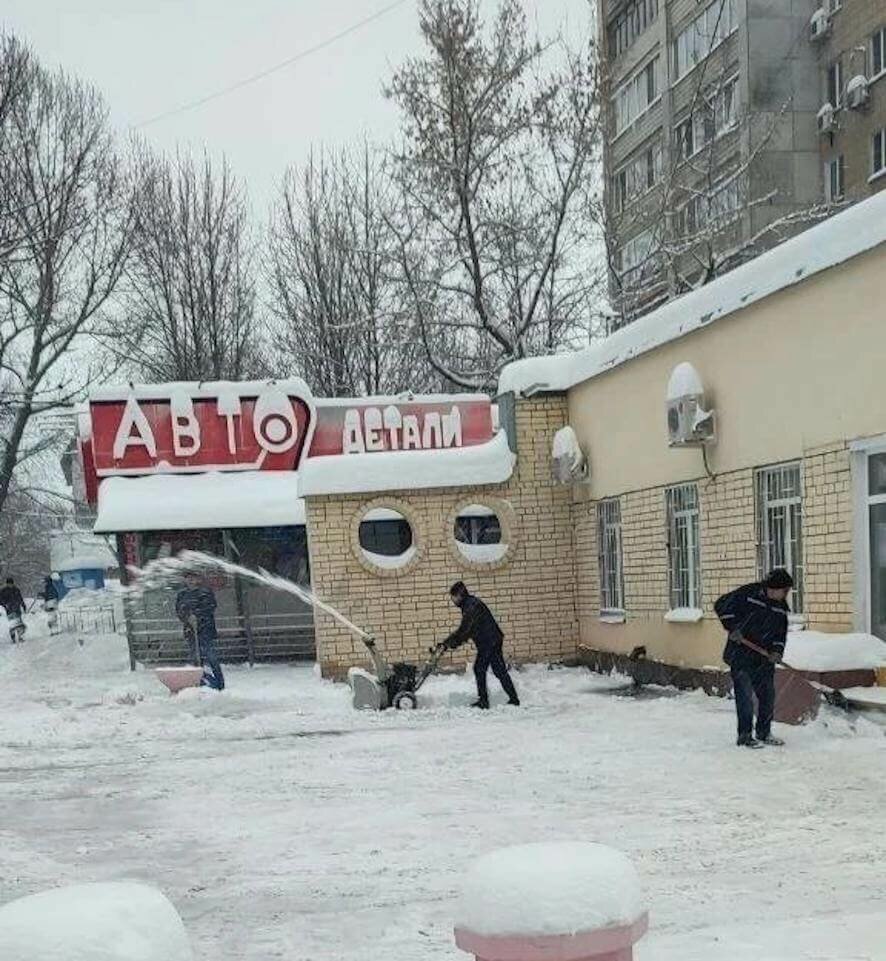 На территории лечебных учреждений Саратова и области уборка снега идет полным ходом