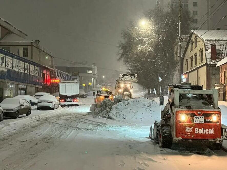 На саратовских региональных дорогах работает более 270 единиц снегоуборочной техники