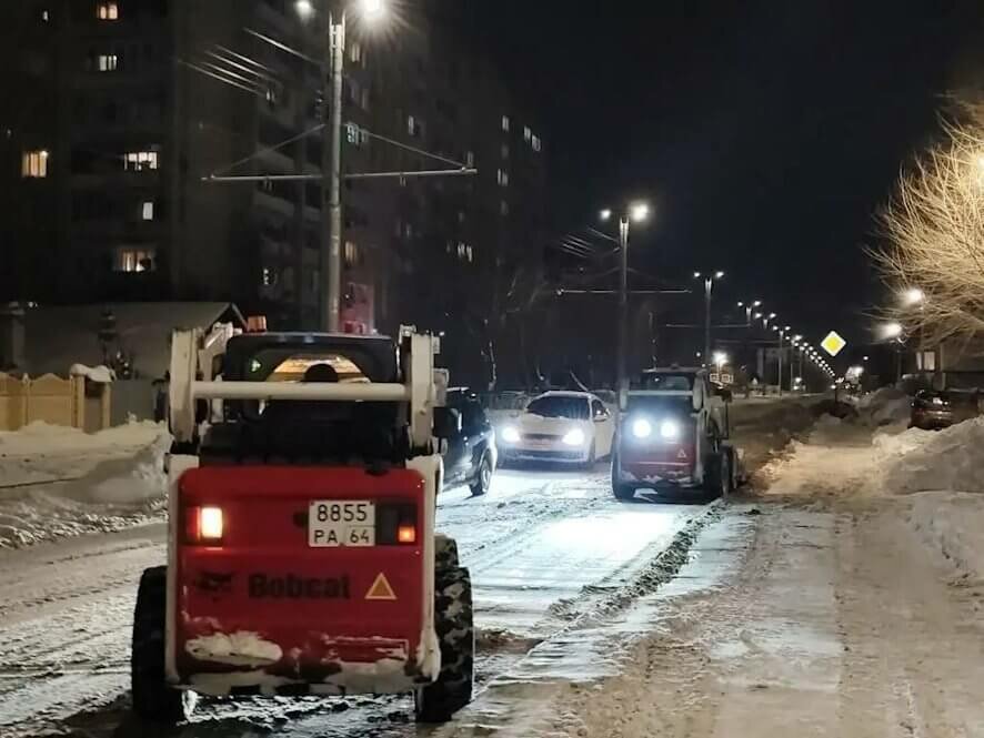 В городах Саратов области ведутся мероприятия по уборке от снега и наледи