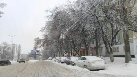 Саратовцев призывают не оставлять личный автотранспорт на проезжей части