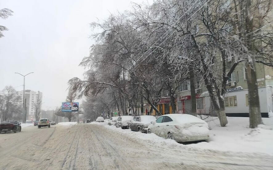 Саратовцев призывают не оставлять личный автотранспорт на проезжей части