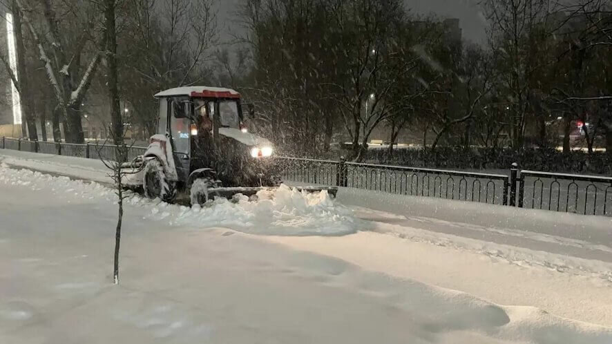 В Рождественскую ночь на дороги Саратовской области вывели 182 единицы снегоуборочной техники