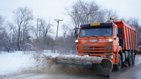 Более 300 единиц спецтехники работают на региональных трассах Саратовской области