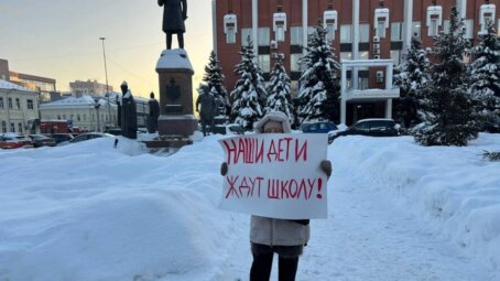 Саратовцы перед судом вышли в защиту строительства школы в Молодежном